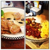 รูปภาพถ่ายที่ Black Bear Diner โดย Kade J. เมื่อ 4/27/2013