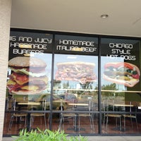 Foto tomada en Lobby&amp;#39;s Beef-Burgers-Dogs  por James M. el 12/26/2012