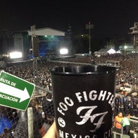 Photo taken at Foo Figthers foro sol by Erik L. on 12/14/2013