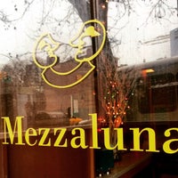 Foto diambil di Pizza Mezzaluna oleh Erika M. pada 12/24/2014