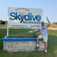 Foto diambil di Skydive Milwaukee / Sky Knights SPC oleh The Grinch pada 9/11/2021