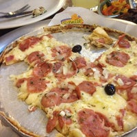 Photo taken at Pizzaria Ravelle by Juliana A. on 2/1/2013