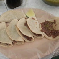 4/23/2015에 Xiomara G.님이 Tacos Luis에서 찍은 사진