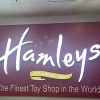 Photo taken at Hamleys by FYS 🇸🇦 on 7/10/2022