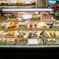 6/23/2017 tarihinde Heidelberg Pastry Shoppeziyaretçi tarafından Heidelberg Pastry Shoppe'de çekilen fotoğraf