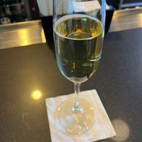 2/3/2023 tarihinde Evan O.ziyaretçi tarafından Bubbles Wine Bar'de çekilen fotoğraf