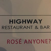 Foto tirada no(a) Highway Restaurant and Bar por stephen C. em 7/14/2017
