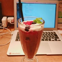 Photo taken at WIRED CAFE by Mirei O. on 1/26/2018