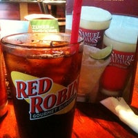 Photo taken at Red Robin Gourmet Burgers and Brews by Rosemary on 11/26/2011