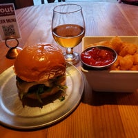 Foto diambil di Stout Burgers &amp;amp; Beers oleh Kitty R. pada 4/1/2022