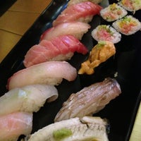 Foto tirada no(a) Sushi Zen por Lucy L. em 5/10/2013