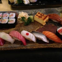 Снимок сделан в Sushi Zen пользователем Lucy L. 5/10/2013