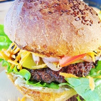 Das Foto wurde bei C Plus Organic &amp;amp; Gourmet Burger von C Plus Organic &amp;amp; Gourmet Burger am 5/9/2017 aufgenommen