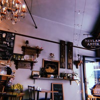 Foto diambil di İki Kedi Cafe oleh Ezgi D. pada 6/22/2018