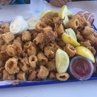 Das Foto wurde bei Crusty Crab Fish Market and Restaurant von Jenn C. am 7/29/2017 aufgenommen