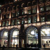 Photo taken at Apple Regent Street by Zulfadhli M. on 4/18/2013