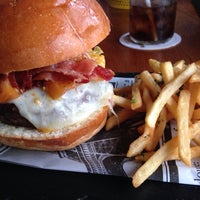 Photo taken at Max Fifty Burger &amp;amp; Bar by Evelyn G. on 8/25/2014