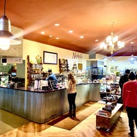 Foto diambil di Nichole&amp;#39;s Fine Pastry Shop oleh Shan O. pada 4/2/2022