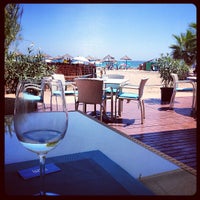 รูปภาพถ่ายที่ St.Tropez Beach Bar &amp;amp; Restaurant IBIZA โดย Dashenka เมื่อ 8/15/2013