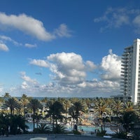 Foto diambil di Fontainebleau Miami Beach oleh John U. pada 5/6/2024