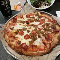 7/9/2017 tarihinde Tris S.ziyaretçi tarafından Pieology Pizzeria'de çekilen fotoğraf
