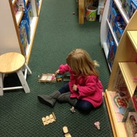 รูปภาพถ่ายที่ Shananigans Toy Shop โดย David C. เมื่อ 11/24/2012