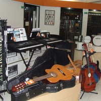 Foto diambil di MERCADO DA MÚSICA - Instrumentos musicais e acessórios oleh MERCADO DA MÚSICA - Instrumentos musicais e acessórios pada 7/24/2013