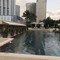 Photo taken at Swimming Pool | Mandarin Oriental, Singapore by Takuma on 2/22/2020