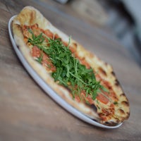 Das Foto wurde bei Gusto Bistro – Pizza Pasta von Gusto Bistro – Pizza Pasta am 5/31/2017 aufgenommen