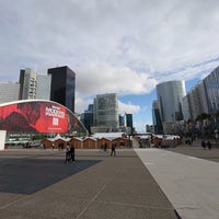 Photo taken at Parvis de la Défense by GARY 🇫🇷🚅 on 11/2/2023