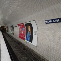 Photo taken at Métro Michel-Ange – Molitor [9,10] by GARY 🇫🇷🚅 on 9/8/2018