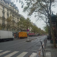 Photo taken at Boulevard de Sébastopol by GARY 🇫🇷🚅 on 11/7/2016