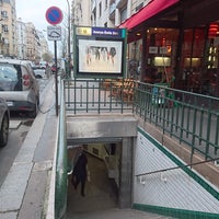 Photo taken at Métro Avenue Émile Zola [10] by GARY 🇫🇷🚅 on 2/2/2018