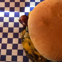 Foto tirada no(a) Meteor Hamburgers por allison em 5/4/2018