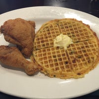 Foto scattata a Mrs. Bea&amp;#39;s Louisiana Chicken &amp;amp; Waffles da Karol il 5/23/2015