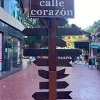 รูปภาพถ่ายที่ Calle Corazón โดย María E. เมื่อ 6/4/2021