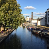 Photo taken at Regent&amp;#39;s Canal Towpath (St Pancras) by Flaca Leigh L. on 10/3/2018