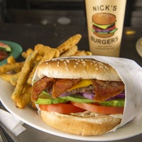 7/24/2014 tarihinde Nick&amp;#39;s Burgersziyaretçi tarafından Nick&amp;#39;s Burgers'de çekilen fotoğraf