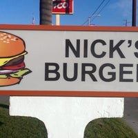 5/7/2014 tarihinde Nick&amp;#39;s Burgersziyaretçi tarafından Nick&amp;#39;s Burgers'de çekilen fotoğraf