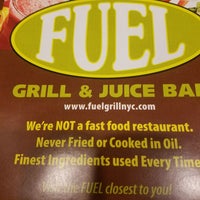 Foto tomada en Fuel Grill &amp;amp; Juice Bar  por Jessica K. el 2/8/2018