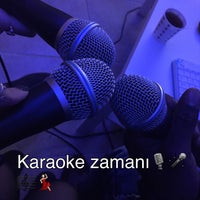 Das Foto wurde bei O Ses Sensin - Karaoke Cafe von Kübra Tuğçe Ö. am 11/13/2016 aufgenommen
