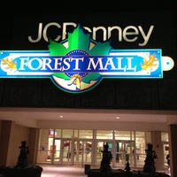 Foto tirada no(a) Forest Mall por Tony T. em 3/3/2013