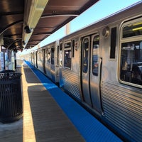 Photo taken at CTA - Montrose by Derrick A. on 5/22/2016