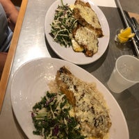 Foto tirada no(a) California Fish Grill por Nikki S. em 5/5/2019