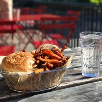 5/7/2017 tarihinde Peyton H.ziyaretçi tarafından Farm Burger South Asheville'de çekilen fotoğraf