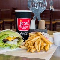 Foto tomada en JCW&amp;#39;s The Burger Boys  por JCW&amp;#39;s The Burger Boys el 6/19/2017