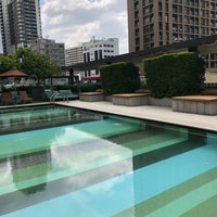 Photo taken at Swimming Pool @ DoubleTree by Hilton Sukhumvit Bangkok by Jem A. on 6/6/2018
