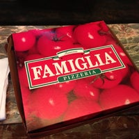 Foto tomada en Famous Famiglia Pizza  por Lane R. el 12/10/2012