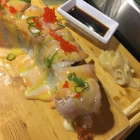 Foto tirada no(a) Reef Sushi &amp;amp; Sake por Stacy D. em 6/3/2017