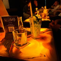 Photo taken at KLEINOD Die Bar by OUTOFGERANIUM on 8/12/2022